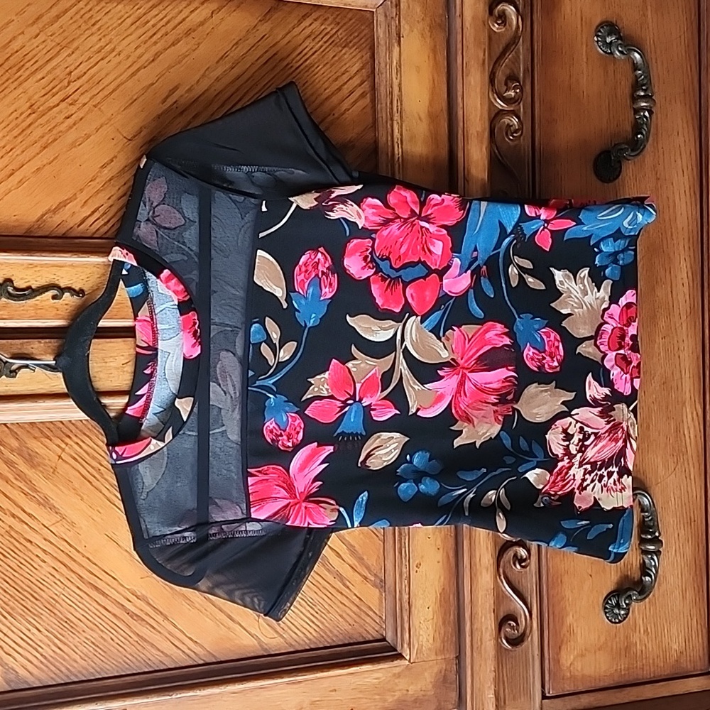 NWOT Mesh Shoulder & Sleeve Floral top